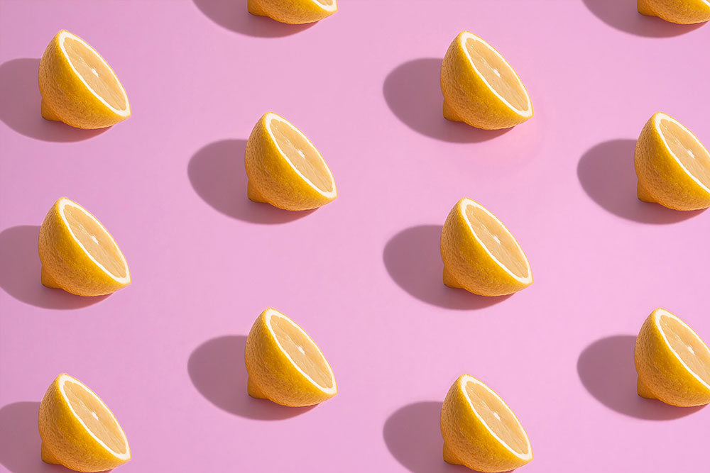 Image d'un lot de citrons séparés les uns des autres et vu d'en haut. Image de estudio-bloom-ezqnxsqUZ80-unsplash
